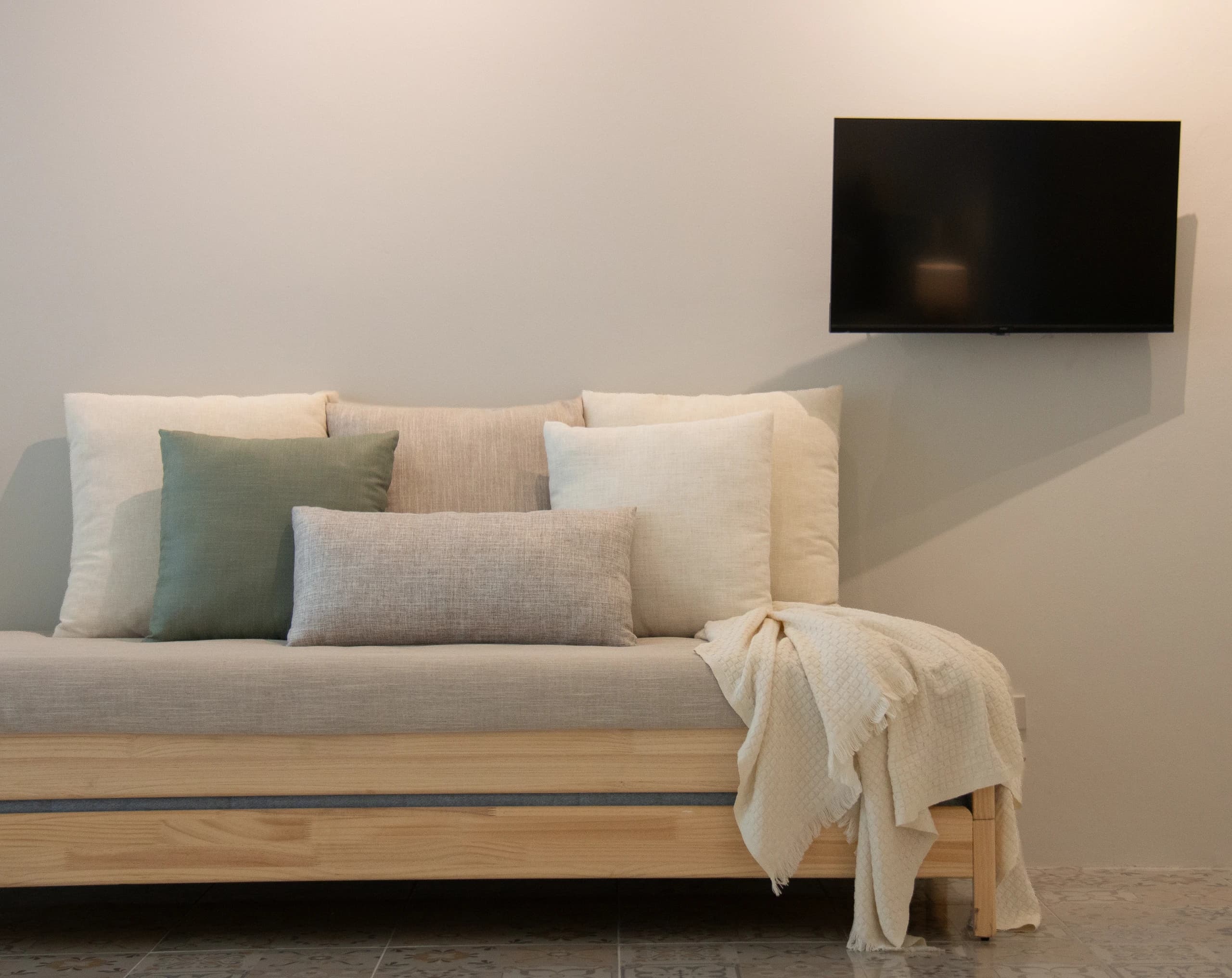 Family Suite at 95 Lodge — daybed tv